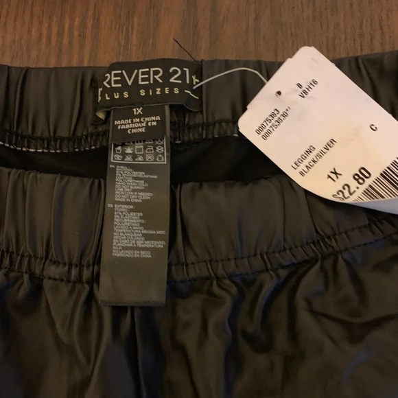 Two women’s pair of leather pants - Picture 6 of 7